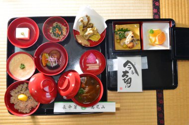 Masanın üstündeki yemeği kapat. 