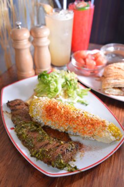 Masadaki et tabağını kapat.