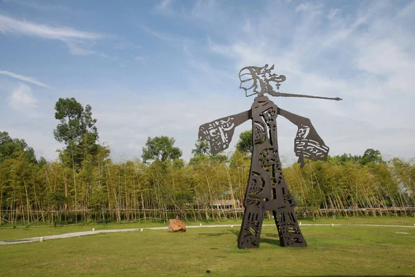 Giardino Verde Con Scultura Metallo — Foto Stock