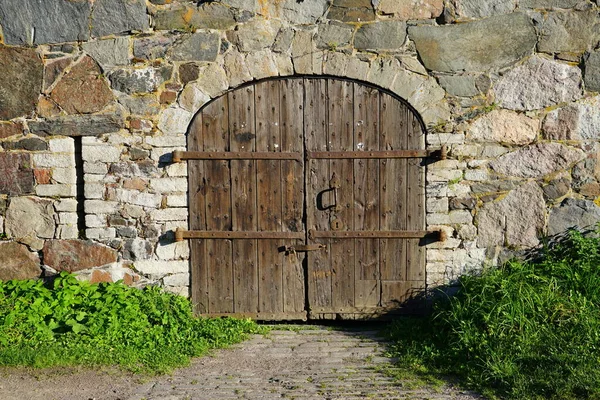 風化した木製のドアと古い石のフェンス — ストック写真