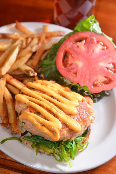 закрыть мясное блюдо на столе
