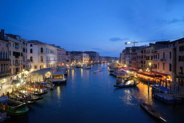 İtalya 'da gece Ponte di Rialto