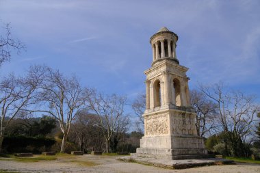 Fransa 'nın Provence bölgesinin dışındaki kilise.