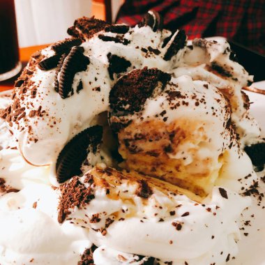 Kore 'de pastanın kapağını kapat.