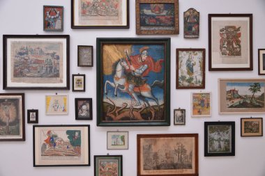 Almanya 'da duvarda farklı resimler Münih' te