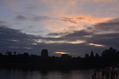 Akşam Kamboçya 'da şehir manzarası