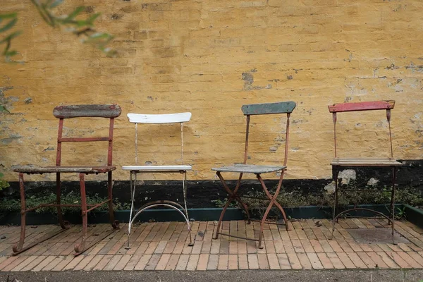 Καρέκλες Στον Κήπο — Φωτογραφία Αρχείου