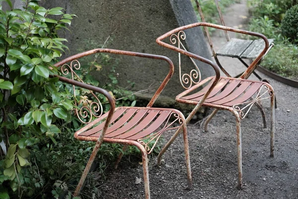 Δύο Καρέκλες Στον Κήπο — Φωτογραφία Αρχείου