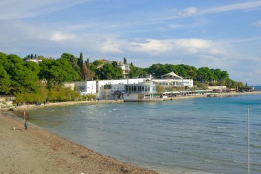 Yeşil dağların kıyısında 