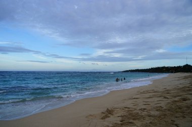 Küba 'da deniz kıyısı ve mavi gökyüzü