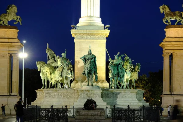 Noite Hungria Budapeste Hosok Tere — Fotografia de Stock