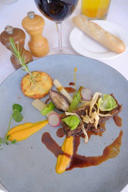 Fransız Riviera Fransa 'sındaki restoranda lezzetli yemekler.