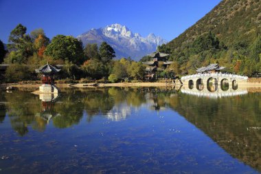 Yunnan Lijiang Kara Ejder Havuzu yansıması