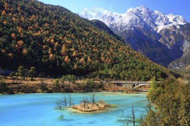 Yunnan Lijiang Yulong Xueba Milli Parkı Mavi Ay Gölü