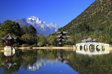 Yunnan Lijiang Kara Ejder Havuzu yansıması