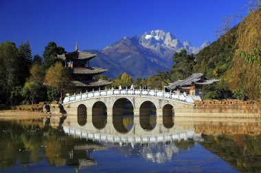 Yunnan Lijiang Kara Ejder Havuzu yansıması