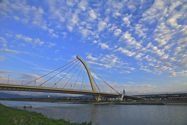 Taipei Dazhi Pont Vue — Photo