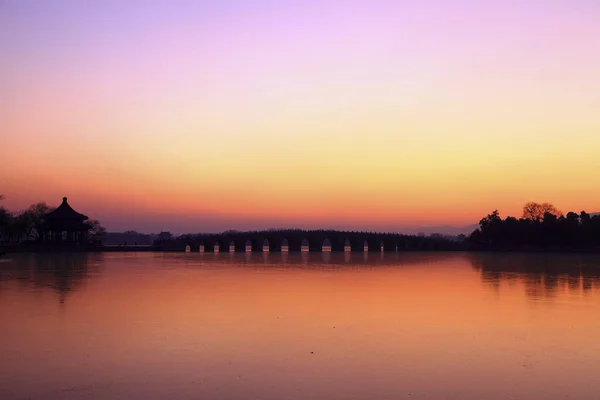 北京頤和園の17ホール橋の夕日 — ストック写真
