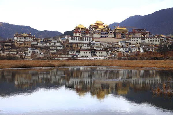 Yunnan Diqing Shangri Songzanlin Tapınağı Göl Manzarası — Stok fotoğraf