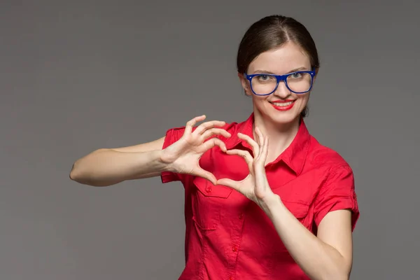 Bella Ragazza Bruna Occhiali Sorride Tiene Cuore Rosso Mano Uno — Foto Stock