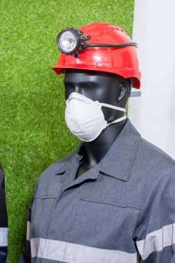 Mankenin vücut koruması için profesyonel fabrika giyim ve yüzünde solunum ve kafasına bir el feneri ile kask