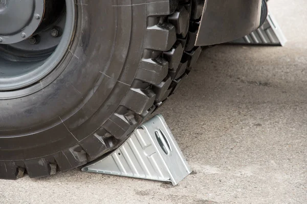 Metallisch Graue Radkeile Unter Den Großen Schwarzen Lkw Rädern — Stockfoto