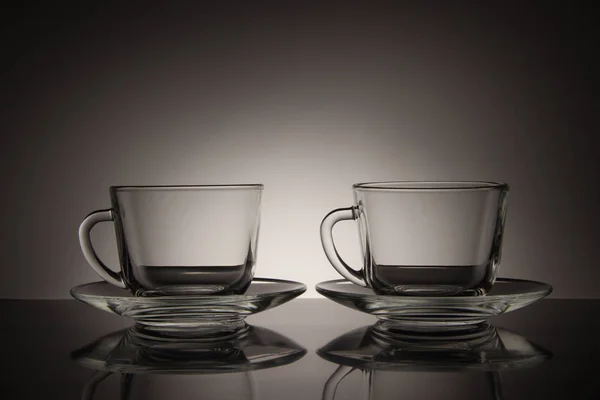 Δύο Γυαλί Διαφανές Φλιτζάνι Τσάι Και Ένα Άδειο Πιατάκι Μαύρο — Φωτογραφία Αρχείου