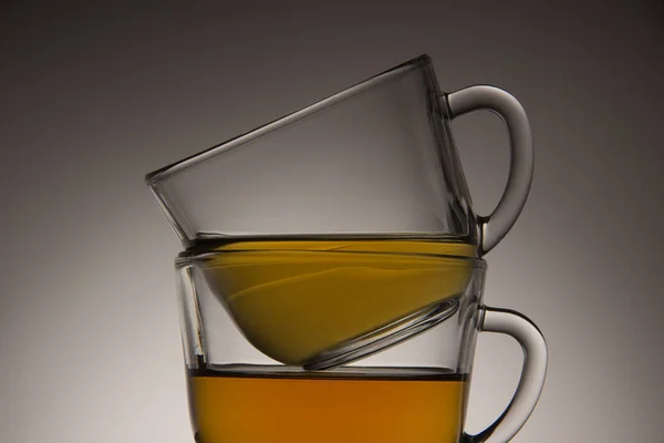Zwei Glas Transparente Tasse Mit Tee Und Untertasse Auf Einem — Stockfoto