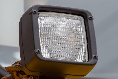 Ağır bir kamyondan bir metal ızgara tarafından korunan endüstriyel amaçlar için sinyal Far