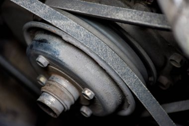 Eski bir araba başlık altında kirli bir dizel motor detayları