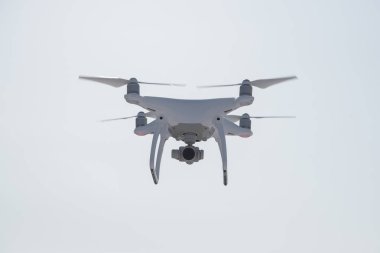 Beyaz quadrupter pervane ile gökyüzü ve Fotoğraflar manzaralar uçar