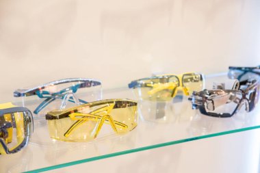 Birkaç koruyucu gözlük Mağazası profesyonel işçiler için