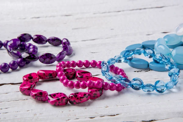 Mehrere Schöne Armbänder Aus Perlen Und Steinen Blau Rosa Und — Stockfoto