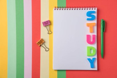 Güzel ve şık arka plan iş ve kırmızı renk ve boş bir defter bir kalem ile kağıt çalışma için