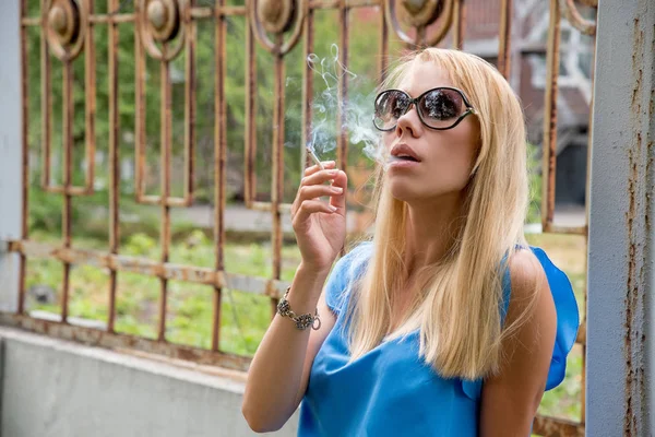 Menina Loira Bonita Fuma Cigarro Branco Livre Uma Cidade Verão — Fotografia de Stock
