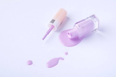 Damla ve BLOB'lar dökülmüş oje beyaz zemin üzerine gelen mor renk