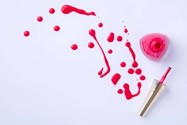 Gotas Manchas Cor Vermelha Esmalte Derramado Fundo Branco — Fotografia de Stock