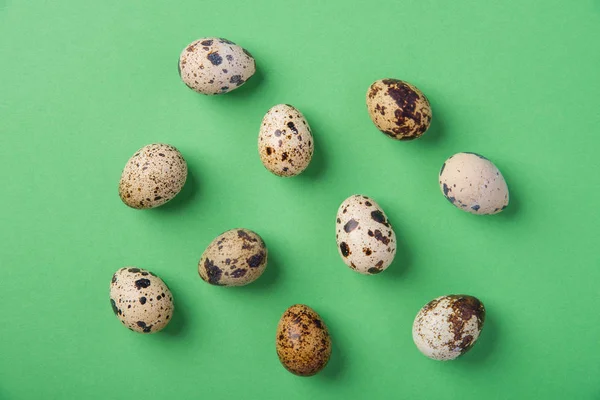 Красиві Плямисті Свіжі Перепелині Яйця Ніжному Зеленому Паперовому Фоні — стокове фото