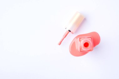 Damla ve BLOB'ları turuncu beyaz zemin üzerine dökülmüş oje üzerinden