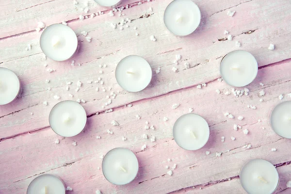 Ein Paar Flache Weiße Kerzen Auf Einem Schönen Rosa Holztisch — Stockfoto