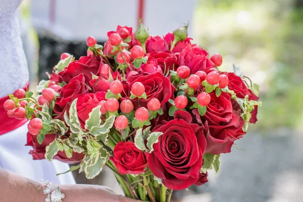 Belo Buquê Uma Noiva Com Rosas Vermelhas Close Passeio Dos — Fotografia de Stock