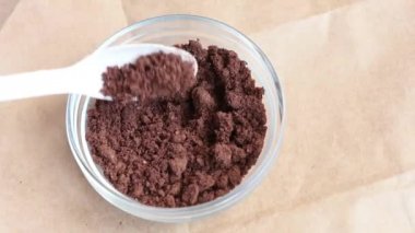 Lezzetli aromatik kahverengi kavrulmuş kakao çekirdekleri bir kahve değirmeni evde yer