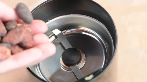 Pyszne Aromatyczne Brązowy Palonych Ziaren Kakao Mielone Młynku Kawy Domu — Wideo stockowe