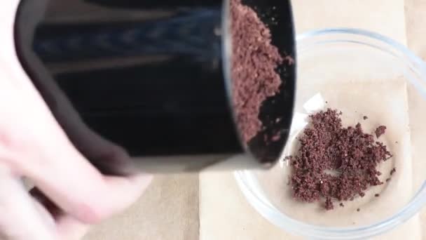Вкусные Ароматные Коричневые Жареные Какао Бобы Измельчаются Кофемолке Дома — стоковое видео