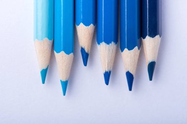 Makro fotoğraf beyaz zemin üzerine mavi renk birkaç keskin kalemler