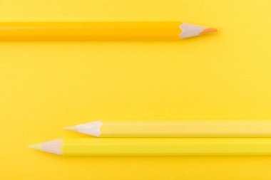 Makro fotoğraf sarı ve turuncu renk Kağıt arka plan üzerinde birkaç keskin kalemler