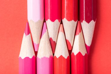 Makro fotoğraf Kağıt arka plan üzerinde kırmızı renkteki birkaç keskin kalemler