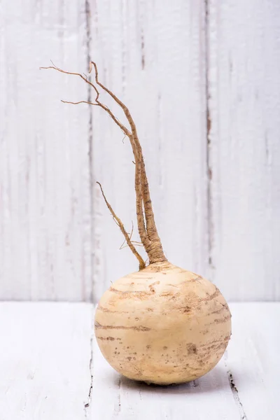 Turnip Saboroso Útil Fundo Madeira Branco — Fotografia de Stock