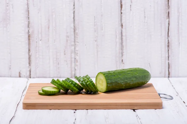 Concombre Vert Juteux Mûr Coupé Cercles Sur Une Planche Bois — Photo