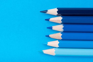 Makro fotoğraf mavi renk Kağıt arka plan üzerinde birkaç keskin kalemler